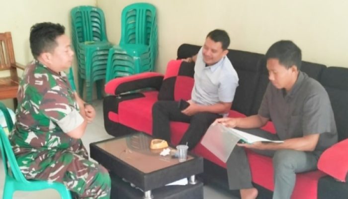 Babinsa Koramil 2302/Bojonegara Perkuat Keamanan dan Gotong Royong Melalui Komsos Bersama Warga