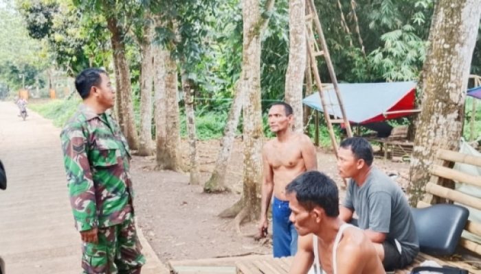 Babinsa Koramil 2305/Cinangka Intensifkan Komsos Bahas Kenakalan Remaja dan Bahaya Narkoba