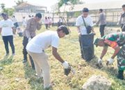 Babinsa Koramil 2302/Bojonegara Gencar Karya Bakti, Bantu Pembangunan Rumah hingga Bersihkan Lingkungan Warga