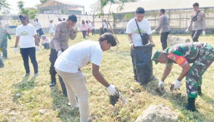 Babinsa Koramil 2302/Bojonegara Gencar Karya Bakti, Bantu Pembangunan Rumah hingga Bersihkan Lingkungan Warga