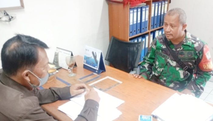 Babinsa Koramil 2303/Pulomerak Intensifkan Komsos, Bahas Musrenbang dan Keamanan Wilayah