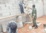Babinsa Koramil 2305/Cinangka Gotong Royong Bantu Pembangunan Rumah Warga