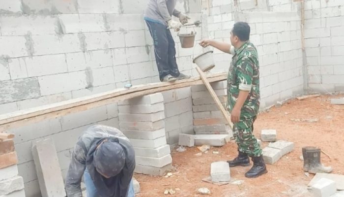 Babinsa Koramil 2305/Cinangka Gotong Royong Bantu Pembangunan Rumah Warga