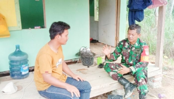 Babinsa Koramil 2306/Mancak Giat Komsos, Dorong Peran Pemuda dan Ketahanan Pangan di Wilayah Binaan