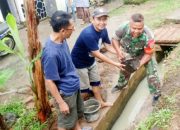 Babinsa Koramil 2306/Mancak Bersama Warga Laksanakan Karya Bakti Infrastruktur Desa