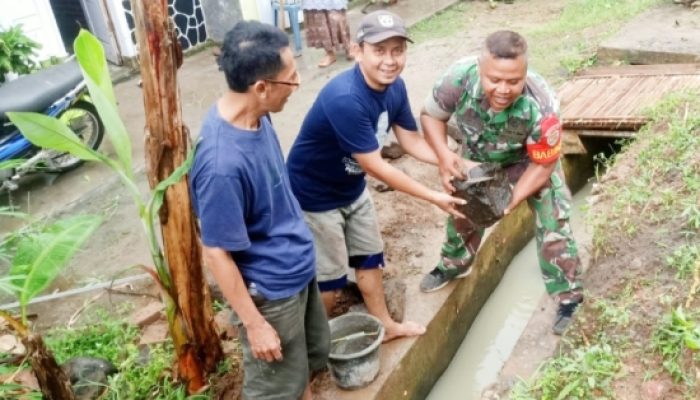 Babinsa Koramil 2306/Mancak Bersama Warga Laksanakan Karya Bakti Infrastruktur Desa