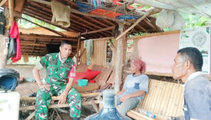 Babinsa Koramil 2304/Anyar Intensifkan Komsos Bahas Kamtibmas dan Ketahanan Lingkungan