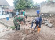 Babinsa Koramil 2303/Pulomerak Gelar Karya Bakti Perbaikan Drainase dan Pembersihan Lingkungan