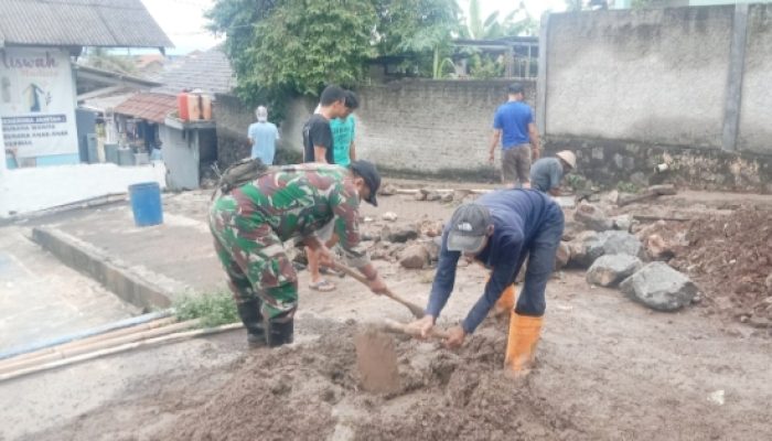 Babinsa Koramil 2303/Pulomerak Gelar Karya Bakti Perbaikan Drainase dan Pembersihan Lingkungan