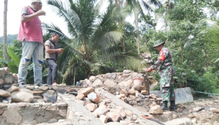 Babinsa Koramil 2304/Anyar Gencarkan Karya Bakti, Bangun Jembatan hingga Bersihkan Lingkungan Bersama Warga