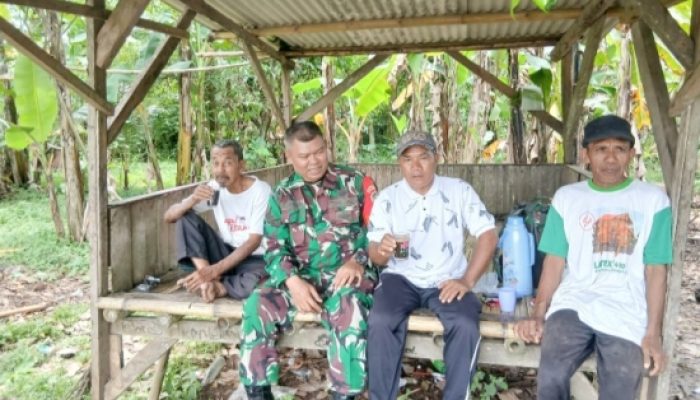 Babinsa Koramil 2305/Cinangka Intensifkan Komsos, Bahas Kenakalan Remaja dan Bahaya Narkoba