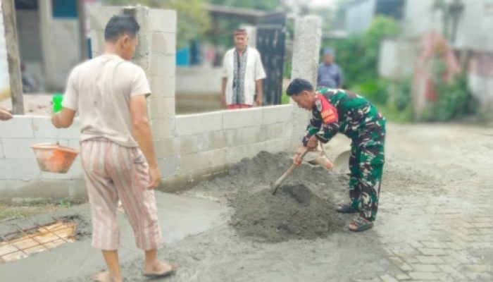 Babinsa Koramil 2305/Cinangka Gelar Karya Bhakti, Bantu Pembangunan Rumah dan Drainase Warga