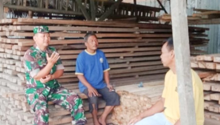 Babinsa Koramil 2306/Mancak Aktif Komsos, Dorong Gotong Royong Perbaikan Jalan Warga