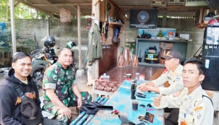 Babinsa Koramil 2303/Pulomerak Perkuat Keamanan Lingkungan dan Kebersamaan Warga Melalui Komsos