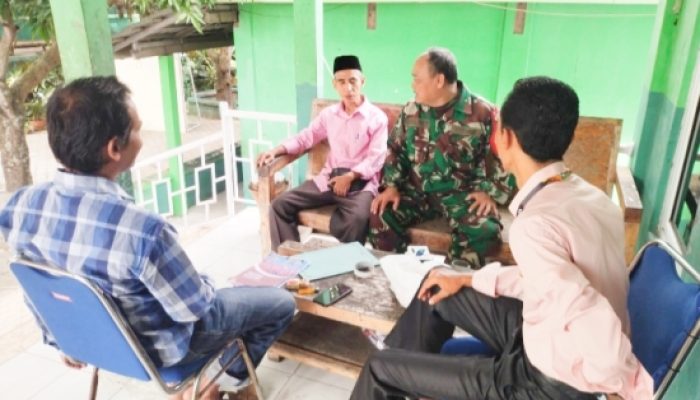 Babinsa Koramil 2307/Ciwandan Giat Komsos, Bahas Keamanan dan Gotong Royong Lingkungan