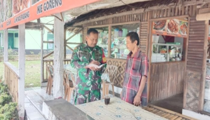 Babinsa Koramil 2305/Cinangka Lakukan Pendataan Harga Sembako dan Penerima Bansos