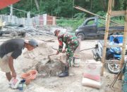 Babinsa Koramil 2303/Pulomerak Gotong Royong Bangun Sarana Olahraga dan Pondasi Rumah Warga