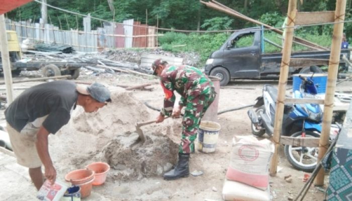 Babinsa Koramil 2303/Pulomerak Gotong Royong Bangun Sarana Olahraga dan Pondasi Rumah Warga
