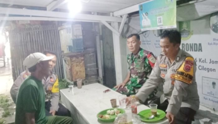 Babinsa Koramil 2301/Cilegon Perkuat Sinergitas Lewat Pengamanan Pos Kamling Bersama Warga