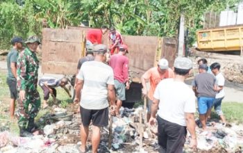Babinsa Koramil 2301/Cilegon Bersama Warga Gelar Karya Bhakti Bersihkan Sungai dan Perbaiki Drainase