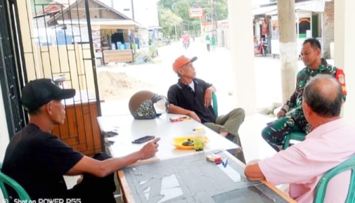 Babinsa Koramil 2302/Bojonegara Intensifkan Komsos, Bahas Keamanan dan Gotong Royong Bersama Warga