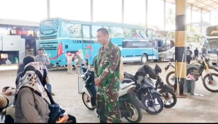 Babinsa Koramil 2306/Mancak Laksanakan Pendataan Kewilayahan dan Poskamling untuk Tingkatkan Keamanan Warga