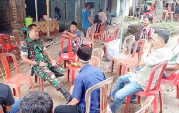 Babinsa Koramil 2306/Mancak Gencarkan Komsos, Dorong Gotong Royong dan Kebersihan Lingkungan