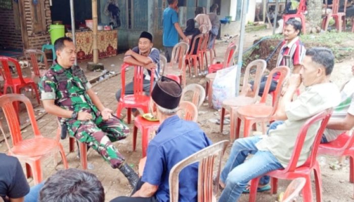 Babinsa Koramil 2306/Mancak Gencarkan Komsos, Dorong Gotong Royong dan Kebersihan Lingkungan