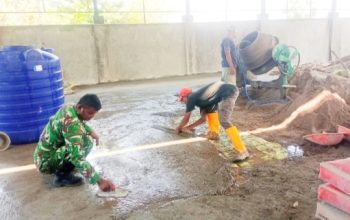 Babinsa Koramil 2302/Bojonegara Laksanakan Karbak, Bantu Pembangunan Rumah Warga