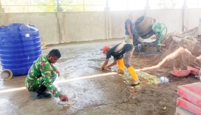 Babinsa Koramil 2302/Bojonegara Laksanakan Karbak, Bantu Pembangunan Rumah Warga