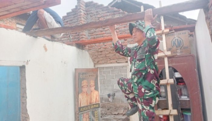 Babinsa Koramil 2303/Pulomerak Gencarkan Karbak, Bantu Perbaikan Rumah dan Drainase Warga di Cilegon