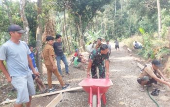 Babinsa Koramil 2306/Mancak Kompak Bersama Warga, Laksanakan Karbak Pengecoran dan Pembersihan Jalan