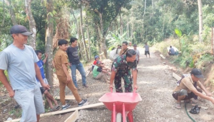 Babinsa Koramil 2306/Mancak Kompak Bersama Warga, Laksanakan Karbak Pengecoran dan Pembersihan Jalan