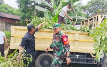 Babinsa Koramil 2307/Ciwandan Gotong Royong Bersama Warga Bersihkan Lingkungan