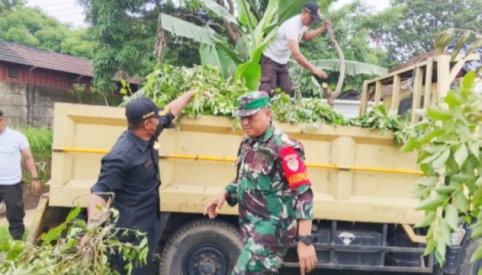 Babinsa Koramil 2307/Ciwandan Gotong Royong Bersama Warga Bersihkan Lingkungan