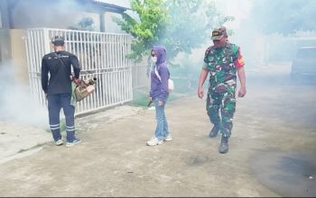 Babinsa Koramil 2302/Bojonegara Gencarkan Puanter, Fogging dan Pantau Harga Sembako