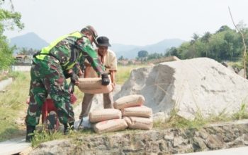 Babinsa Koramil 2304/Anyar Kompak Bantu Pembangunan Irigasi di Dua Desa di Kecamatan Anyar