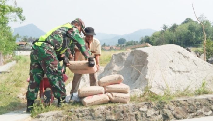 Babinsa Koramil 2304/Anyar Kompak Bantu Pembangunan Irigasi di Dua Desa di Kecamatan Anyar