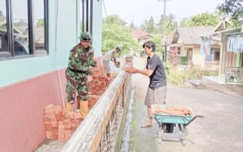 Babinsa Koramil 2305/Cinangka Laksanakan Karya Bhakti, Bantu Perbaikan Rumah Warga dan Bersihkan Masjid