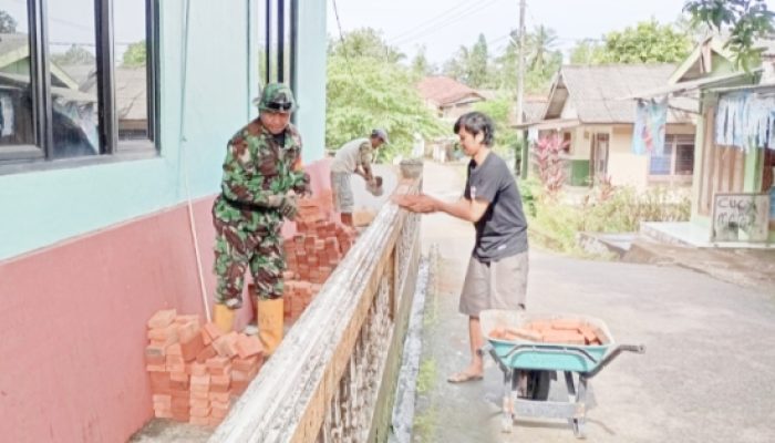 Babinsa Koramil 2305/Cinangka Laksanakan Karya Bhakti, Bantu Perbaikan Rumah Warga dan Bersihkan Masjid