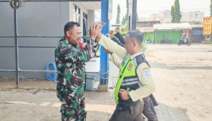 Babinsa Koramil 2307/Ciwandan Gencarkan Bintahwil, Sosialisasi Rekrutmen TNI dan Latih Security di Wilayah Binaan