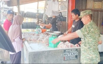 Babinsa Koramil 2303/Pulomerak Laksanakan Puanter, Data Harga Sembako dan UMKM di Wilayah Binaan