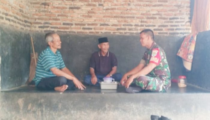 Babinsa Koramil 2306/Mancak Aktif Komsos Dorong Kegiatan Pemuda dan Pembangunan Masjid
