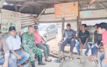 Babinsa Koramil 2303/Pulomerak Intensifkan Komsos, Bahas Progres Pembangunan dan Kebersihan Lingkungan