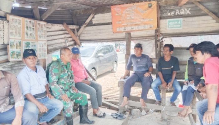 Babinsa Koramil 2303/Pulomerak Intensifkan Komsos, Bahas Progres Pembangunan dan Kebersihan Lingkungan