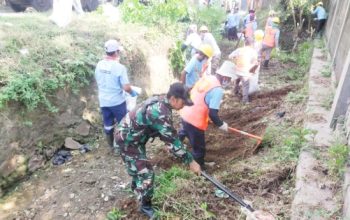 Babinsa Koramil 2302/Bojonegara Laksanakan Karbak, Bersihkan Sampah dan Sungai di Wilayah Binaan