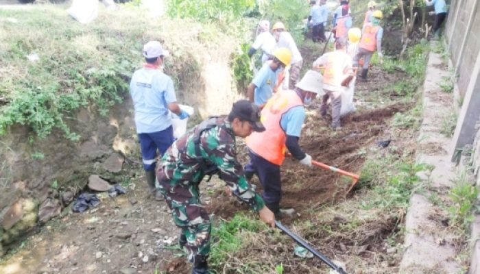 Babinsa Koramil 2302/Bojonegara Laksanakan Karbak, Bersihkan Sampah dan Sungai di Wilayah Binaan