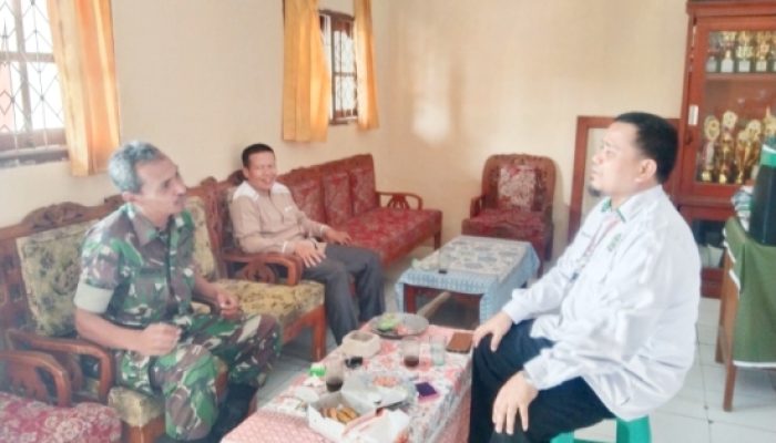 Babinsa Koramil 2307/Ciwandan Gencarkan Komsos, Bahas Gotong Royong dan Siskamling Bersama Warga