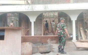 Babinsa Koramil 2306/Mancak Laksanakan Karbak, Bangun WC Umum dan Renovasi Masjid Bersama Warga