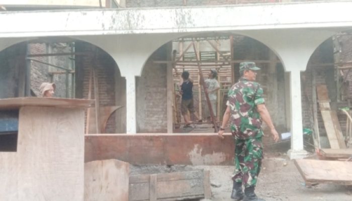 Babinsa Koramil 2306/Mancak Laksanakan Karbak, Bangun WC Umum dan Renovasi Masjid Bersama Warga